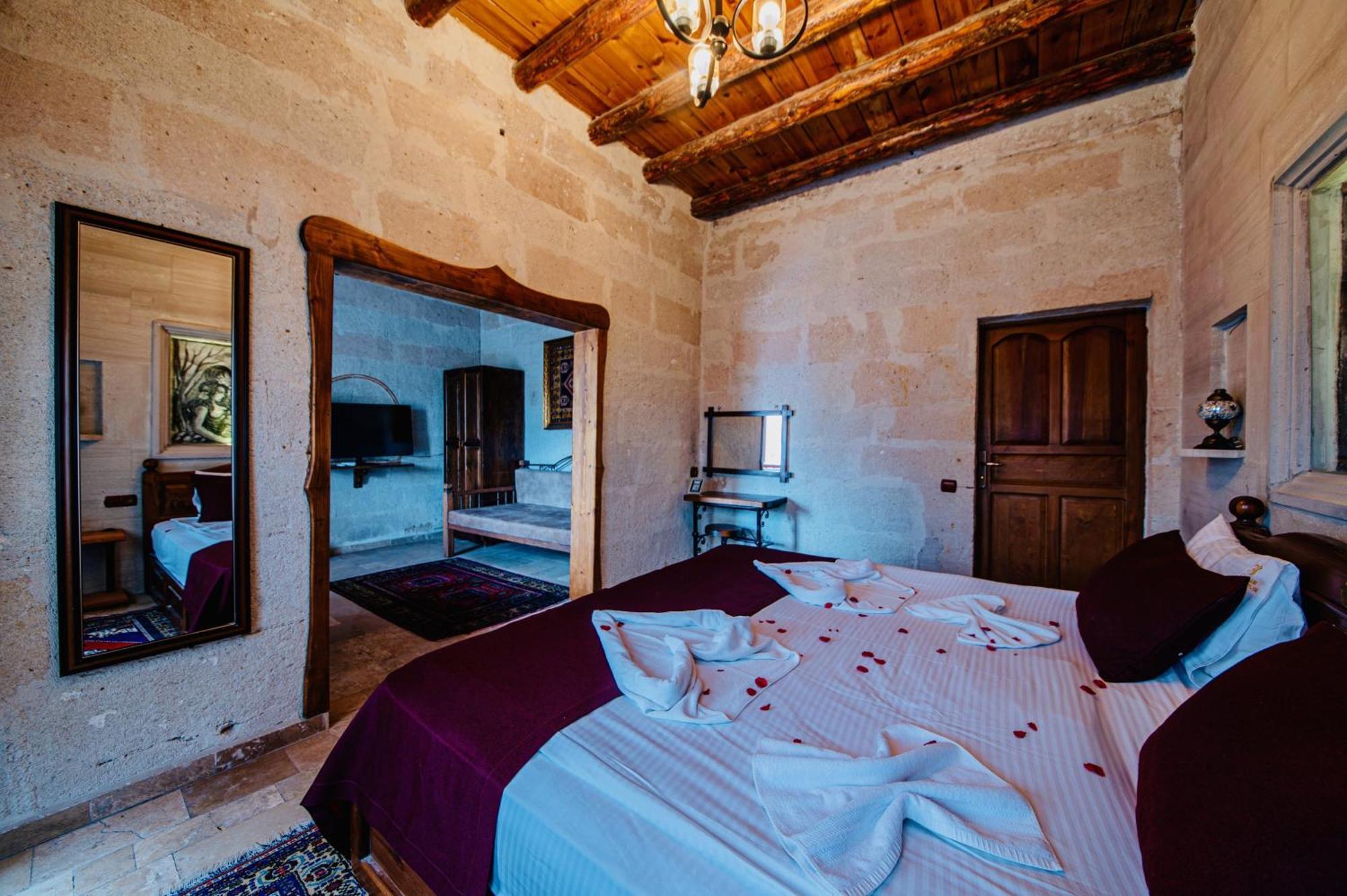 Chelebi Cave Suites Plus 6 Years Old Goreme Room photo